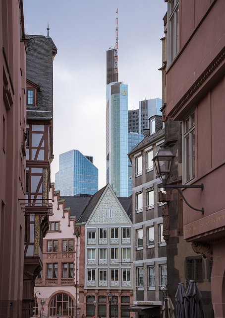 Bild des Maintowers aus der Blickrichtung der Frankfurter Altstadt